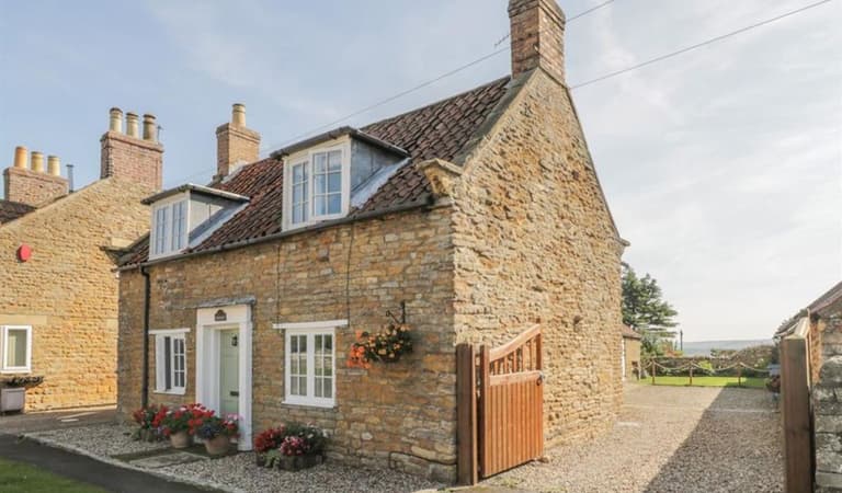 2 Northcot Hutton Buscel 698004029