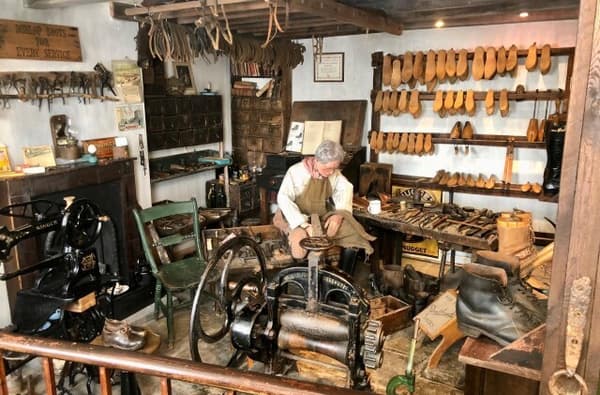 Cobbler Shop Small