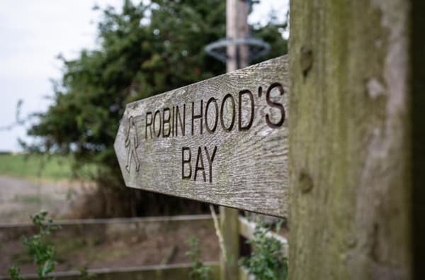 Robin Hood s Bay Signpost SBC RHB 1 1862141215